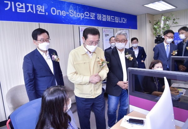 ▲30일 오후 이용섭 광주시장이 광주테크노파크에서 열린 광주시 인공지능 종합지원센터 개소식에 참석해 센터 내부를 둘러보며 직원들을 격려하고 있다.(사진제공=광주광역시)