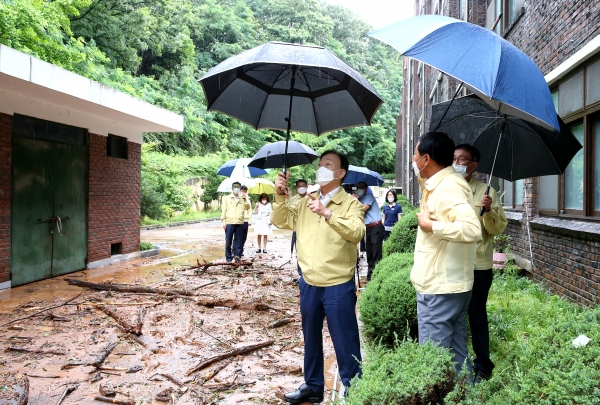 30일 설동호 교육감이 대전대룡초등학교를 방문해 옹벽과 축대의 붕괴 위험이 없는지 현장을 확인하고 있다.