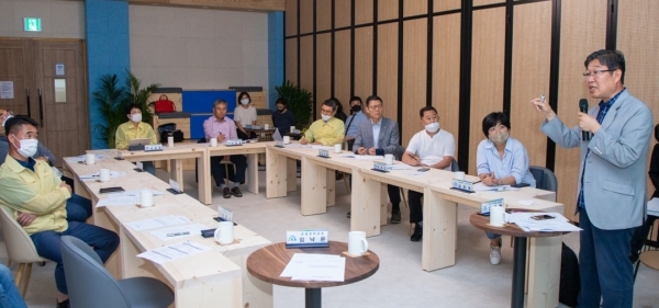 30일 박정현 구청장은 구청 청년벙커에서 코로나19가 몰고 온 사회적 변화에 대응하고, 포스트코로나 시대를 선도하는 지역화폐 대덕e로움의 역할 정립을 위해 전문가 초청 워크숍을 개최하고 있다.