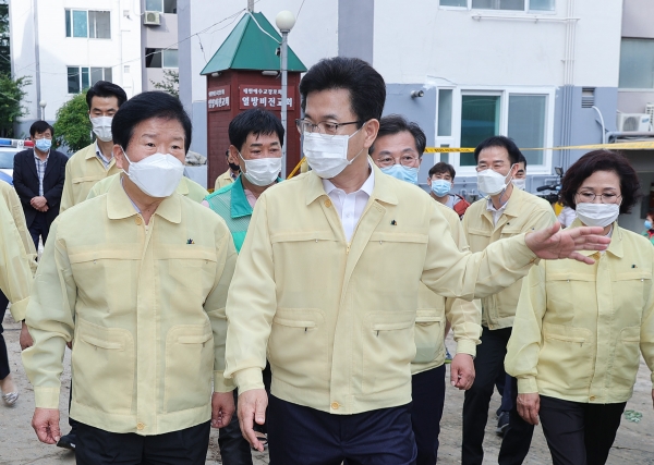 31일 박병석 국회의장은 허태정 대전시장과 전날 폭우로 피해를 입은 대전 서구 정림동 코스모스아파트와 우성아파트 현장을 점검하고 있다.