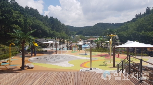 진주시는 진양호공원 후문 꿈키움동산 일원에 어린이를 위한 물놀이터와 에어바운싱 돔 조성을 완료했다.