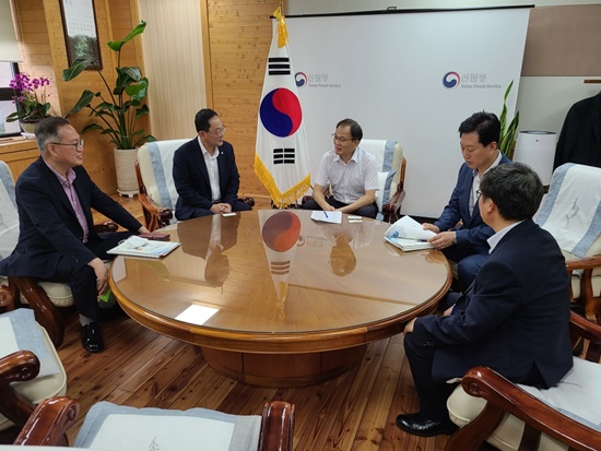 전남 해남군 명현관 군수가 산림청을 방문해서 해남군과 관련한 사업 전반에 대해 설명하고 있다.