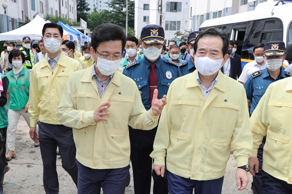 1일 정세균 국무총리는 허태정 대전시장, 김계조 행정안전부 재난안전관리본부장과 집중호우로 피해를 입은 대전 서구 정림동 코스모스아파트 복구현장을 찾아 피해 주민들을 위로하고 피해 신속한 피해복구와 추가 피해 예방, 재발 방지를 위한 대책 마련 등을 지시하고 있다.