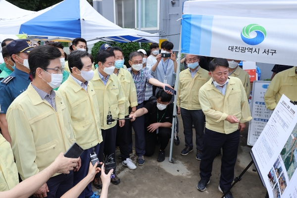 1일 정세균 국무총리는 허태정 대전시장, 김계조 행정안전부 재난안전관리본부장과 집중호우로 피해를 입은 대전 서구 정림동 코스모스아파트 복구현장을 찾아 피해 주민들을 위로하고 피해 신속한 피해복구와 추가 피해 예방, 재발 방지를 위한 대책 마련을 듣고 있다.