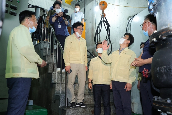 1일 허태정 대전시장은 7월 30일 폭우로 침수 피해가 발생한 대전역 지하차도와 동구 소정 지하차도를 찾아 현장을 점검하고 있다.