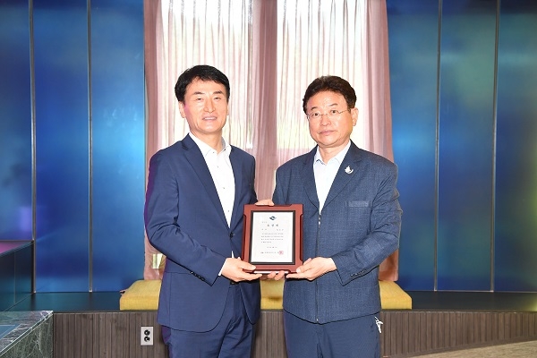 청도군이 경북도 주관, “농산물 팔아주기 완판운동” 경진대회에서 영예의 “대상” 시군으로 선정돼 3일 도지사 표창과 함께 시상금 3백만원을 받았다.