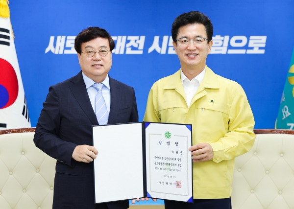 허태정 시장, 홍보담당관, 중앙협력본부장 사령 교부_홍보담당관-이용균