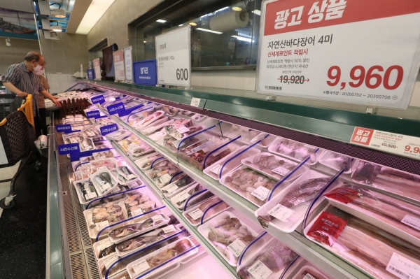 지난달 소비자물가 상승률이 1년 전과 비슷한 수준으로 나타난 것으로 알려진 2일 서울의 한 대형마트에서 시민들이 신선식품을 고르고 있다. 통계청이 2일 발표한 '소비자물가동향'에 따르면 소비자물가지수가 104.87(2015=100)로 1년 전과 비교했을 때 보합(0.0%)인 것으로 나타났다. 생선, 해산물, 채소, 과일 등 기상 조건이나 계절에 따라 가격 변동이 큰 50개 품목의 물가를 반영하는 신선식품지수는 지난해 같은 기간보다 4.3% 상승했다. 2020.07.01. [뉴시스]