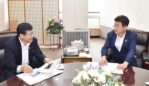 이철우 경북도지사(오른쪽)가 4일 기획재정부를 방문해 안일환 제2차관에게 지역의 현안사업을 설명하고 국가투자예산 지원을 요청했다.