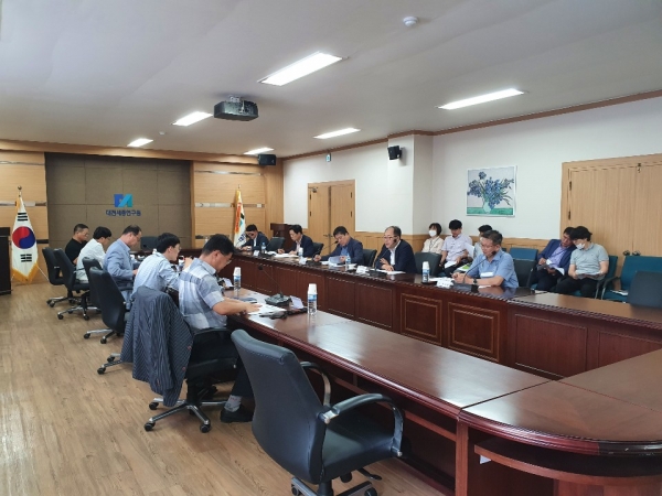 5일 대전시와 5개 자치구가 쇠퇴지역의 도시재생 뉴딜사업 가시적 성과를 창출하기 위해 한 자리에 모여 논의하고 있다.