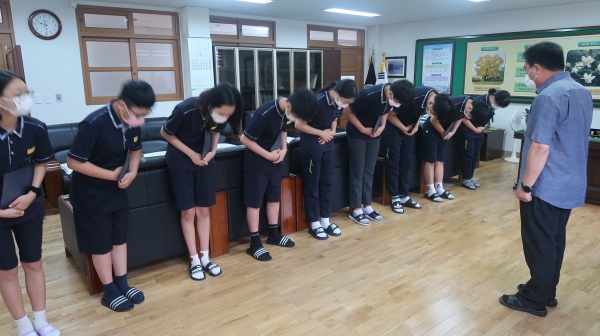 3일 대전관저중학교의 누리마루장학회는 대전관저중학교 교장실에서 가정형편이 어려운 학생 및 모범학생 9명에게 사도장학증서와 장학금을 전달식을 진행하고 있다.