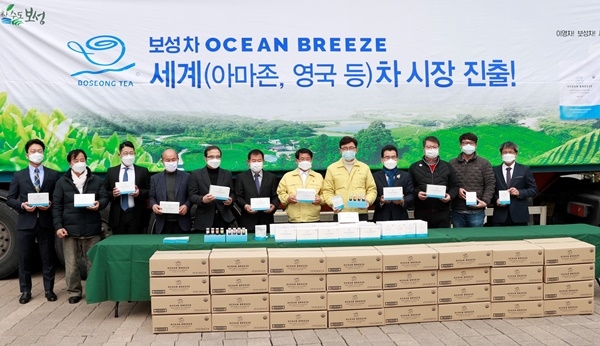 전남 보성군의 상반기 농·특산물 수출실적이 전년 대비 2배 껑충 뛰었다. 사진은 보성차 수출 상차식 모습ㅇ;다(2020.3.3.).