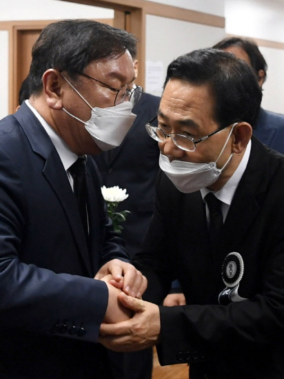 김태년 더불어민주당 원내대표(왼쪽)가 9일 오후 대구 중구 삼덕동 경북대학교병원 장례식장에 마련된 주호영 미래통합당 원내대표 부친상 빈소를 찾아 조문한 뒤 주호영 원내대표의 손을 잡고 위로하고 있다. 2020.05.09. [뉴시스]