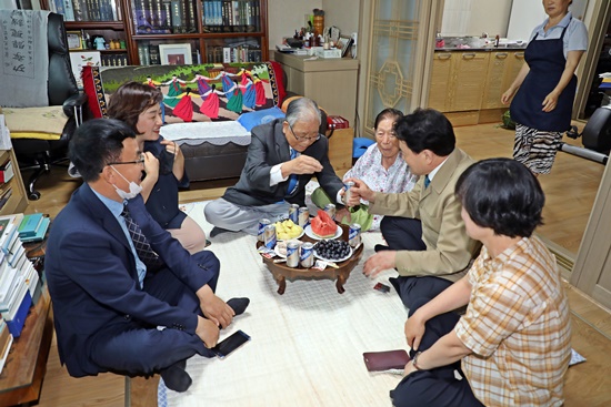 장흥군 정종순 군수는 제75주년 광복절 맞이해 독립유공자 유족을 위문했다.