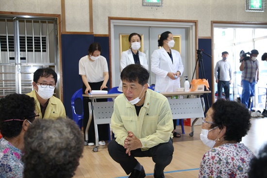 장석웅 전남교육감이 곡성오산초와 구례여중 등에 임시거처를 마련한 곡성과 구례지역 이재민들과 피해상황 등에 대한 이야기를 나누며 깊은 위로를 전하고 있다.