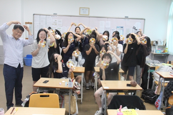 지난해 이벤트에 당첨돼 과일도시락을 선물 받고 즐거워하고 있는 남산고 3-3반 학생들.