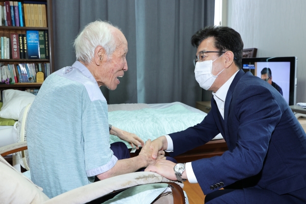 11일 허태정 대전시장은 제75주년 광복절을 맞아 정완진(93세, 경북 김천 출생) 애국지사의 자택을 방문해 위문품을 전달하고 감사와 존경의 마음을 전하고 있다.