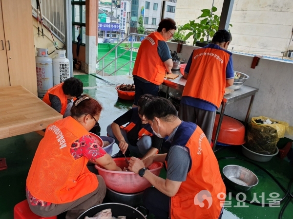 진주시 지역사회보장협의체는 지난 7일과 8일 집중호우로 피해를 입은 내동면 양옥마을 이재민의 임시대피시설인 삼계경로당을 방문해 김치 및 밑반찬 등을 지원했다. @ 진주시 제공