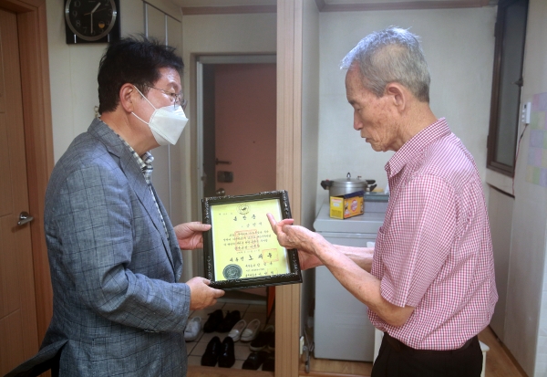 12일 장종태 서구청장이 제75주년 광복절을 맞아 강현철(81세) 애국지사 유족의 자택을 방문하여 위문품을 전달하고 유공자의 희생과 헌신에 존경과 감사의 말을 전하고 있다