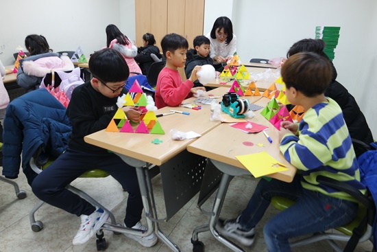 목포어린이도서관이 2020 하반기 문화프로그램 수강생을 모집한다(2019년 문화프로그램 모습).