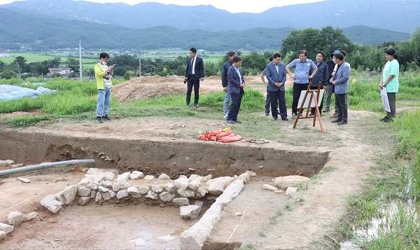 주낙영 경주시장이 12일 경주 이거사지 발굴조사’ 현장을 방문해, 현장 관계자들에게 이거사지 발굴조사 성과를 듣고 조사현장을 살펴보고 있다.