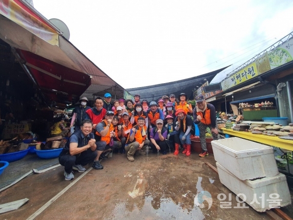 진주시 자원봉사센터는 13일, 하동군 집중호우 피해지역에 자원봉사자를 파견해 재난 복구 활동을 지원했다. @ 진주시 제공