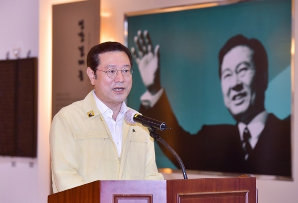 ▲13일 오후 이용섭 광주시장이 서구 김대중컨벤션센터 1층 김대중홀 특별무대에서 열린 김대중 대통령 서거 11주기 평화주간 행사 개막식에 참석해 기념사를 하고 있다.(사진제공=광주광역시)