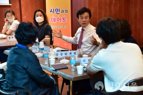 조규일 진주시장은 13일 오후 3시, 진주중앙시장 내 청춘다락에서 공예인들을 만나 8월 ‘시민과의 데이트’시간을 가졌다. @ 진주시 제공