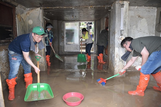 전남 순천시 직원이 봉사활동으로 황전구례 수해복구를 진행하고 있다.