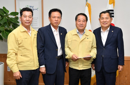 전남시군의회 의장협의회에서 집중폭우로 피해를 당한 담양군에 1백만 원의 수해복구 성금을 전달했다.