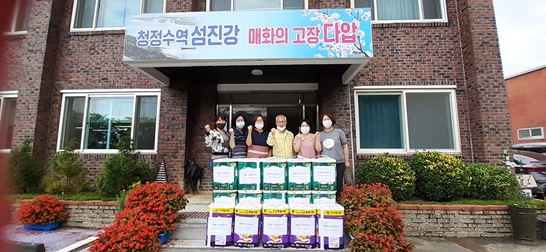 광양시여성단체협의회가 수해 입은 다압면을 찾아 생필품을 전달했다.