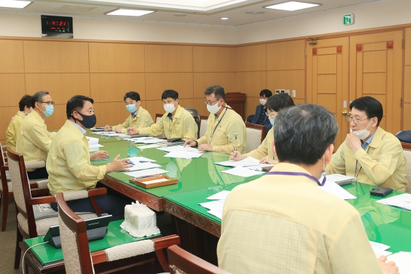 14일 서철모 행정부시장 주재로 다목적실에서  코로나19 일일상황점검회의를 갖고 2학기 개강을 앞둔 지역 대학의 해외유학생 관리 등 선제적인 감염병 대응 방안과 대전생활치료센터 설치 운영계획 등을 논의하고 있다.