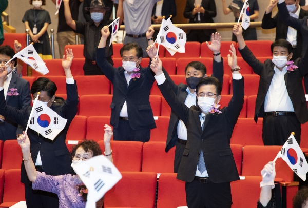 15일 허태정 시장은 시청 대강당에서 보훈단체장 등 광복회원 100여명이 참석한 가운데 제75주년 광복절 경축행사에서 만세삼창을 부르고 있다.