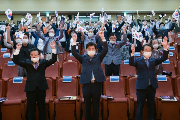 15일 이춘희 세종시장은 시청 4층 여민실에서 광복회원, 보훈단체장 등이 참석한 가운데 제75주년 광복절 경축식에서 만세삼창을 부르고 있다.
