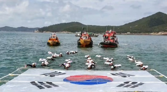 전남 완도해양경찰서가 광복절을 기념하는 행사와 맨몸수영 훈련을 실시했다.
