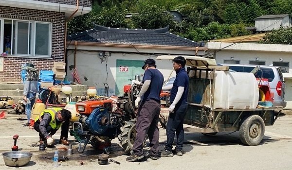 전남 나주시 다시면 등 7개 수해지역에 농기계 수리 서비스가 실시되고 있다.