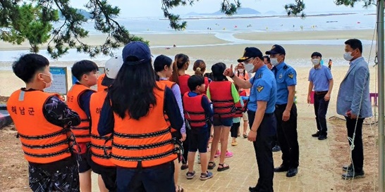 완도해양경찰서가 수상레저 사업장과 송호해수욕장 안전관리 실태 점검에 나섰다.