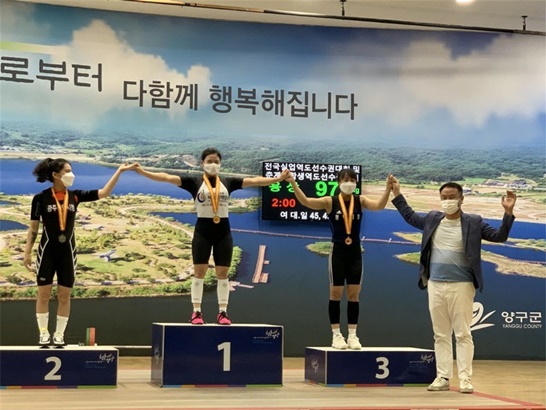 전남 완도군청 역도실업팀 선수단이 ‘2020년 전국 실업 역도 선수권 대회’에서 금메달 4개, 은메달 2개, 동메달 3개 총 9개의 메달을 목에 걸었다.