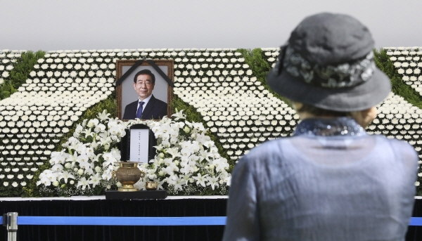 11일 오전 중구 서울광장에 차려진 고 박원순 서울시장의 시민분향소에서 시민이 눈물을 훔치고 있다. 시민분향소 조문은 이날 오전 11시부터 가능하다. [뉴시스]