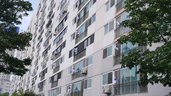 16일 광복절, 오류동 아파트에 휘날리는 태극기