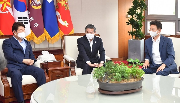 이철우 경북도지사(오른쪽), 권영진 대구시장(왼쪽)이 지역 상생방안 논의 등을 위해 14일 정경두 국방부장관과 긴급 면담을  가졌다.