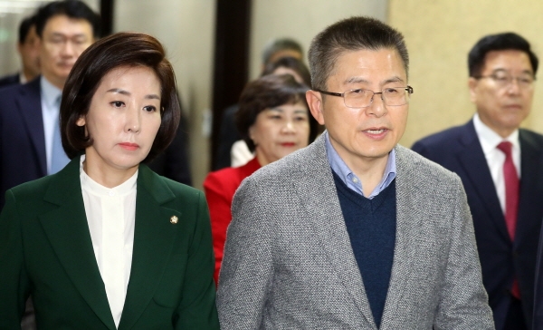 의견 나누는 황교안과 나경원[뉴시스]