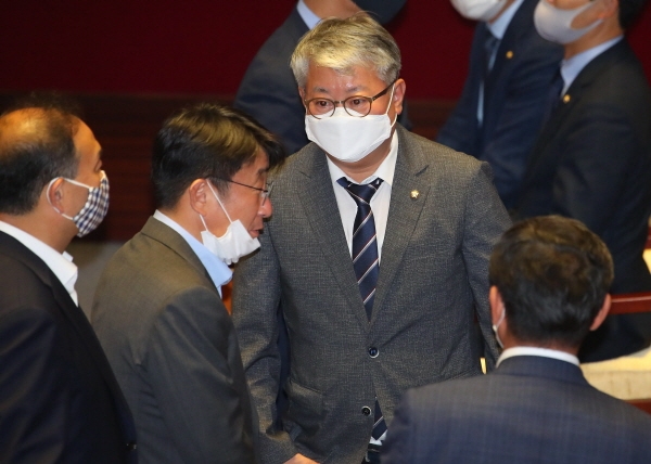 의원들과 인사하는 조응천 의원[뉴시스]