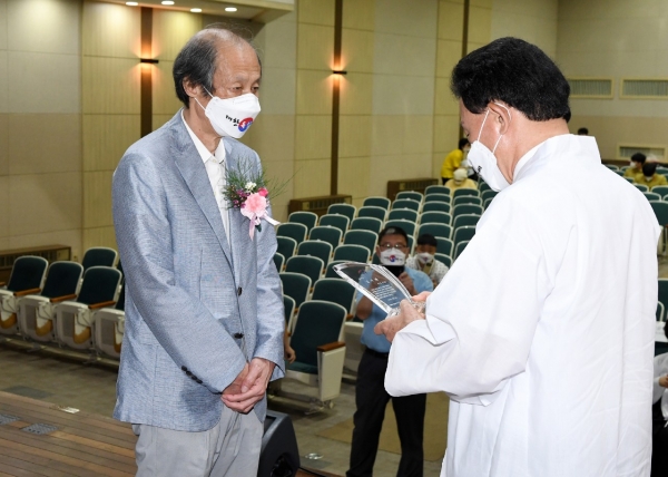 15일 박용갑 중구청장은 기독교연합봉사회관 대강당에서  4.1 독립만세운동 재현행사를 지난해에 만세운동을 주도했던 박준근 선생의 업적을 기리고자 직계 장손인 박건진 옹에게 감사패를 전달하고 있다.