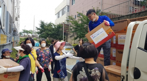 14일 대전 서구 정림동 행정복지센터는 집중호우로 인해 침수피해를 본 관내 160세대에게 생필품 꾸러미를 전달하고 있다.