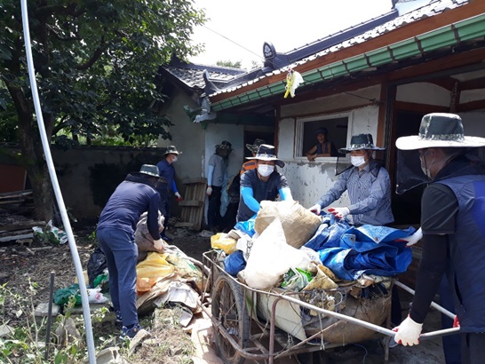 전남도청 공무원들이 연휴를 반납하고 수해복구 지원에 발 벗고 나섰다.