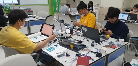 전남창의융합교육이 전남 교원의 에듀테크(Edu-Tech) 역량강화를 위해 ‘2020. 메카트로닉스 활용 교원연수’를 진행했다.