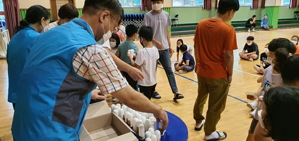 천연비누와 모기버물리를 선물로 받았지만... 코로나19만 아니었어도 신나는 체험수업이었을텐데... 아쉬워하는 학생들....