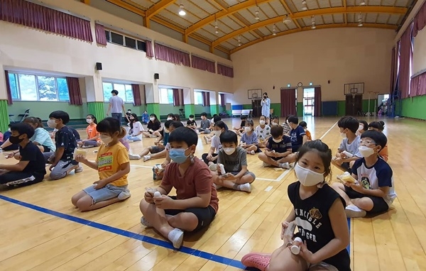 천연비누와 모기버물리를 선물로 받았지만... 코로나19만 아니었어도 신나는 체험수업이었을텐데... 아쉬워하는 학생들....