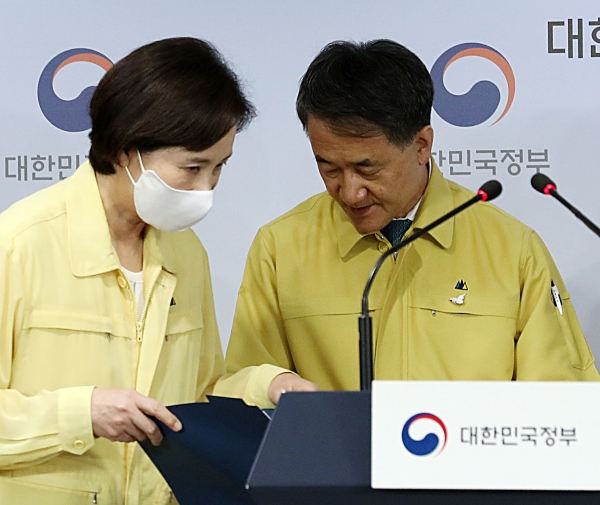 박능후 중앙사고수습본부장과 유은혜 사회부총리 겸 교육부 장관이 16일 오후 서울 세종로 정부서울청사 브리핑룸에서 코로나19 대응 중앙사고수습본부 정례브리핑을 하고 있다. 2020.08.16. [뉴시스]